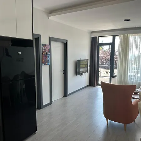 Single-Storey House With 2 Rooms And Detached Entrance *