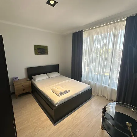 Single-Storey House With 2 Rooms And Detached Entrance *